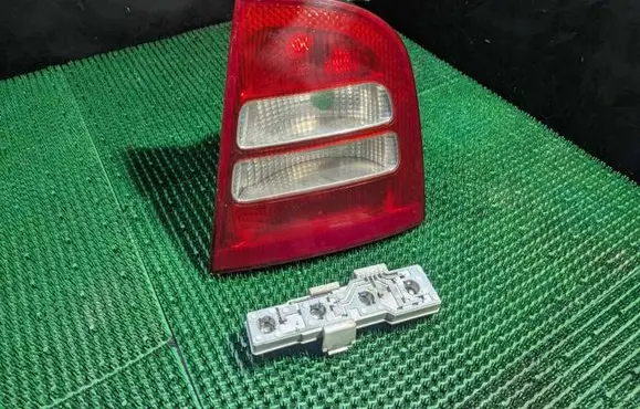 Skoda Octavia Mk1 (1U) Rear/tail lights 1U6945096 1U6945112