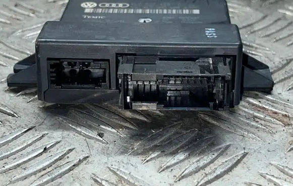 Audi A6 S6 C6 4F Gateway control module 4L0907468B 4L0910468A