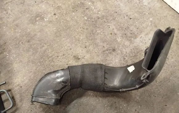 Jaguar XF X250 Air intake duct part 8X239A673AB 2W939A611BA