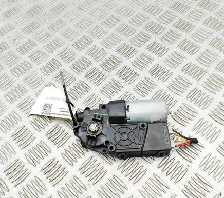 Jeep Grand Cherokee (WK) Sunroof motor/actuator 30020271J