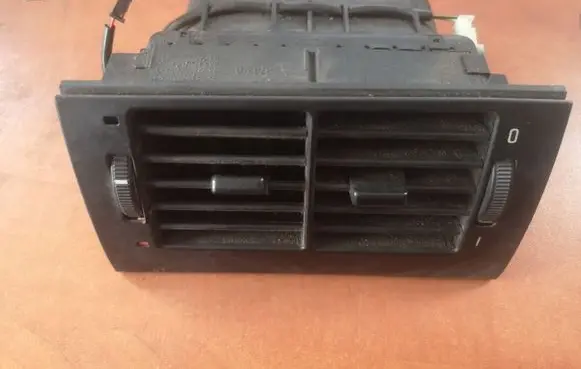 BMW 5 E39 Dash center air vent grill 8376150