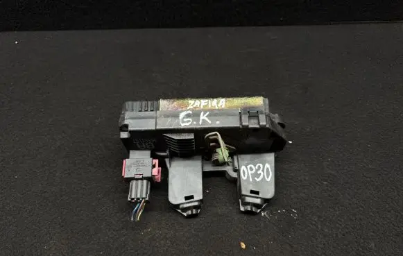 Opel Zafira A Rear door lock 90561157