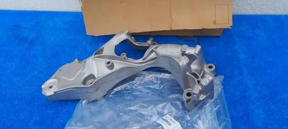Engine mounting bracket