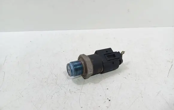 Mercedes-Benz E W211 Fuel pressure sensor 0281002504