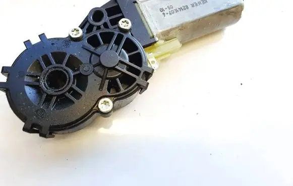 Volkswagen Golf III Seat adjustment motor 0390203225 82141807-4