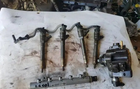 Renault Trafic III (X82) Fuel injector 0445110546