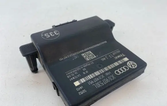 Volkswagen PASSAT B6 Gateway control module 3C0907530L 3C0907951