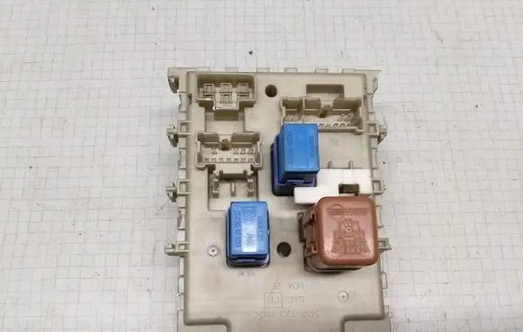 Nissan Almera N16 Fuse module 243505M300
