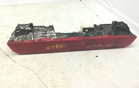 Nissan X-Trail T30 Third/center stoplight P1842