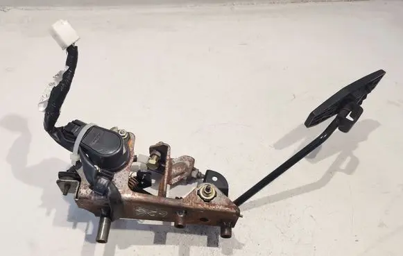 Mazda 626 Accelerator throttle pedal 1983007100