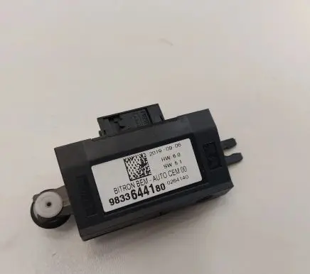 Peugeot 3008 II Door control unit/module 9833644180