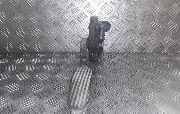 Accelerator throttle pedal