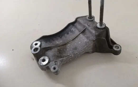 Jeep Grand Cherokee Generator/alternator bracket VMMT013308F