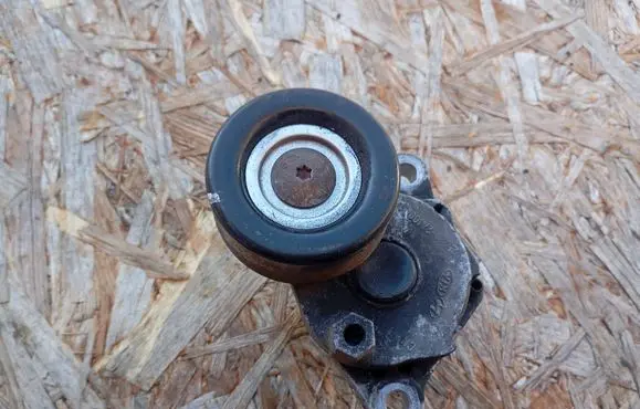 Hyundai i30 Generator/alternator belt tensioner 252812A100