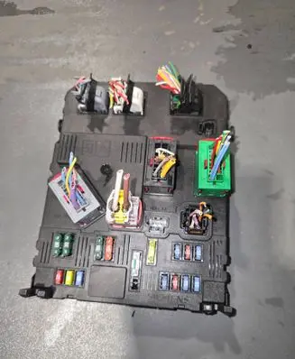 Citroen Berlingo Fuse module 9653667580 BSIE0100 752653170