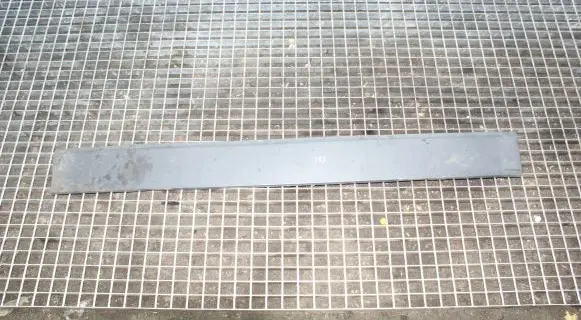 Land Rover Discovery 3 - LR3 Tailgate trim DGP000184