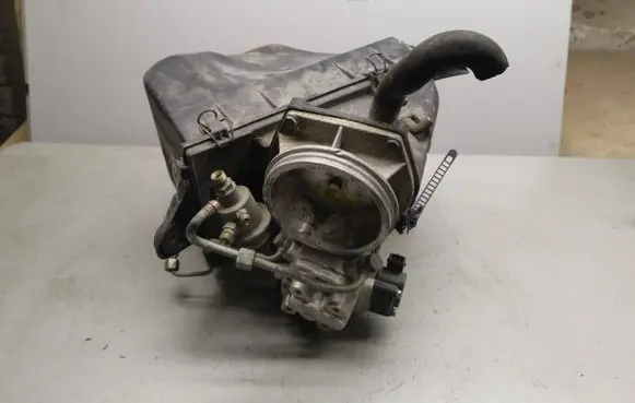 Audi 80 90 B3 Fuel distributor 0438101035 026133353d 2437020009