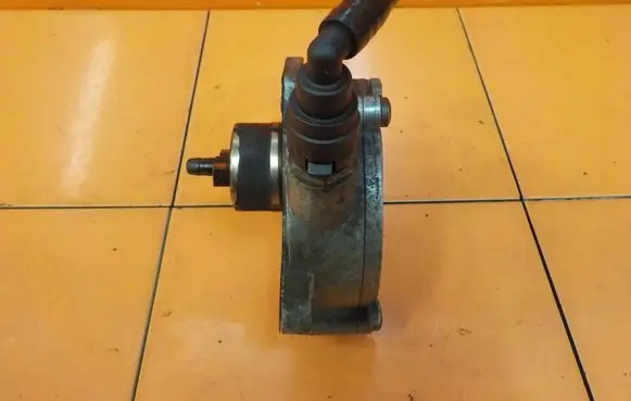 Mercedes-Benz CLK A209 C209 Vacuum pump A2712301465