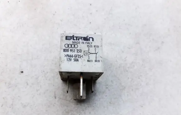 Volkswagen PASSAT B5 Other relay 8d0951253