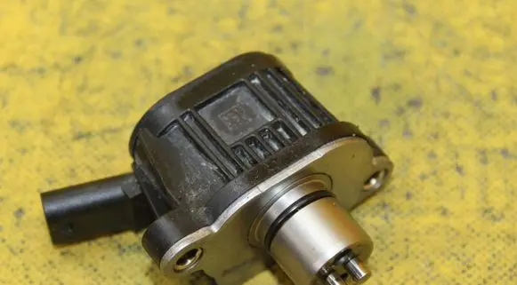 Volkswagen Golf VII Electromagnetic valve 04E906048A