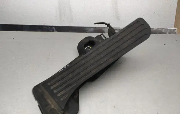 Volkswagen Jetta V Accelerator throttle pedal 1K2721503M
