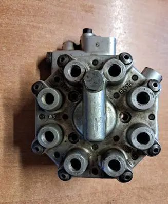 Mercedes-Benz SL R107 Fuel distributor 0438100068