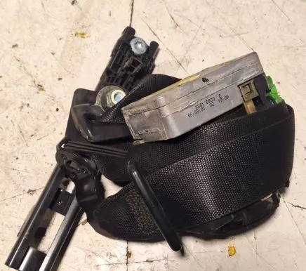Mercedes-Benz C W203 Front seatbelt 33015930 22015930