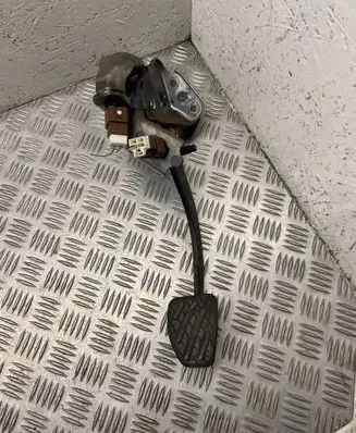 Nissan Juke I F15 Clutch pedal 