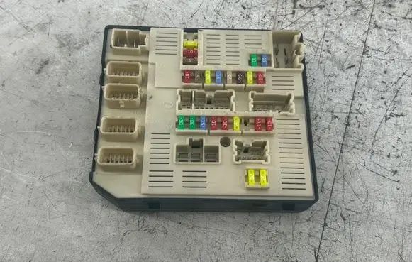 Renault Megane III Fuse module 284B68372R 519339501 9636171683