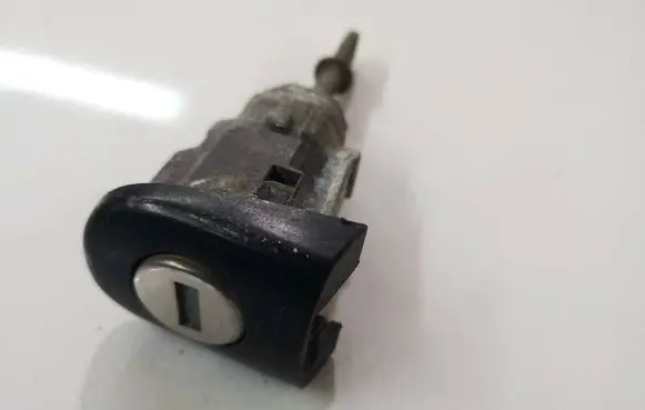 Volkswagen Golf IV Front door lock (next to the handle) 