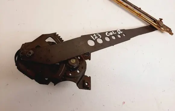 Rear door manual window regulator