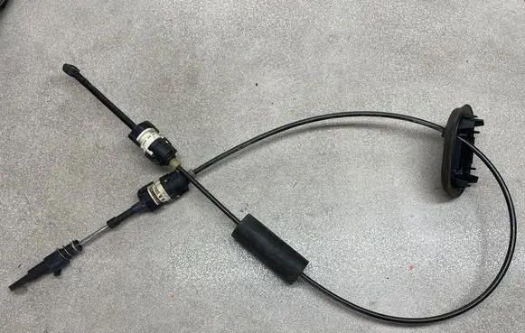 Opel Insignia A Gear shift cable linkage 23270839