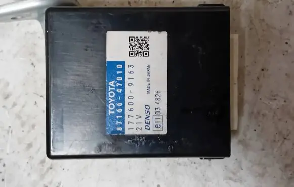 Toyota Prius (XW30) Sunroof control unit/module 8716647010 1776009163 E11034826