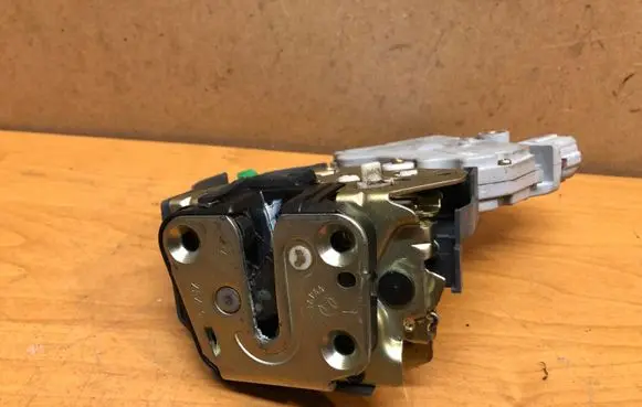 Subaru Impreza II Rear door lock