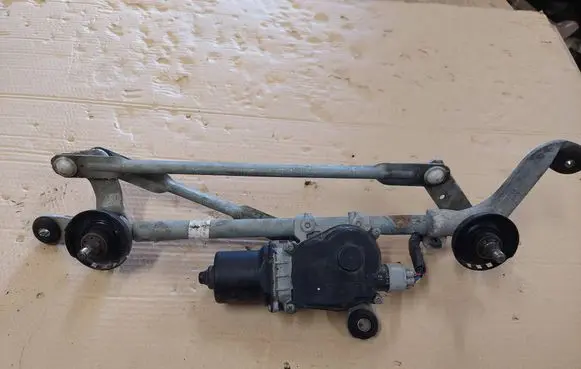 Nissan Leaf I (ZE0) Front wiper linkage and motor