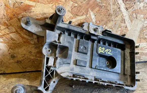Volkswagen Golf VI Battery tray 1K0915333