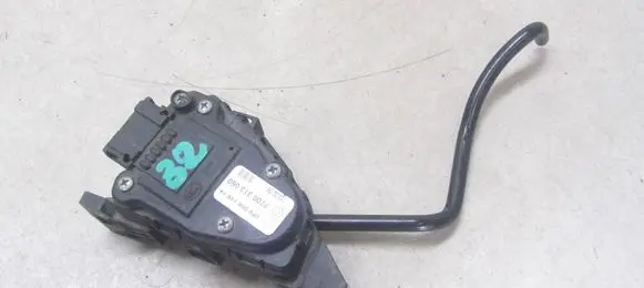 Accelerator throttle pedal