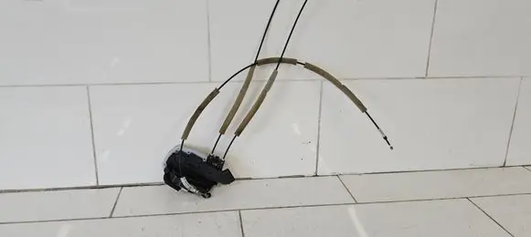 Nissan Leaf I (ZE0) Front door lock T8011510