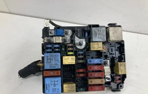 Citroen C4 II Picasso Fuse module 9804848580