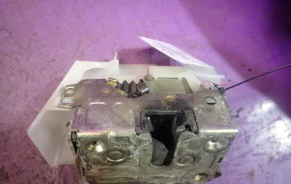 Renault Megane I Front door lock