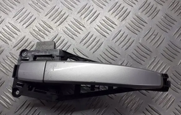 Opel Astra H Front door exterior handle/bracket 