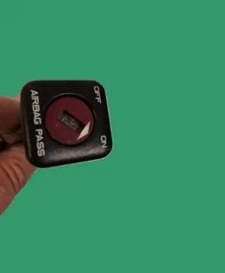 Passenger airbag on/off switch
