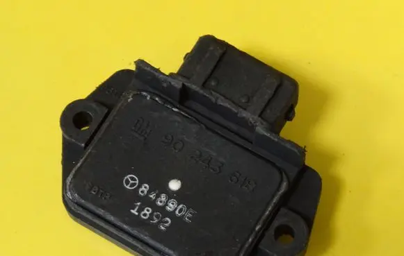 Opel Corsa B Ignition amplifier control unit 90243618