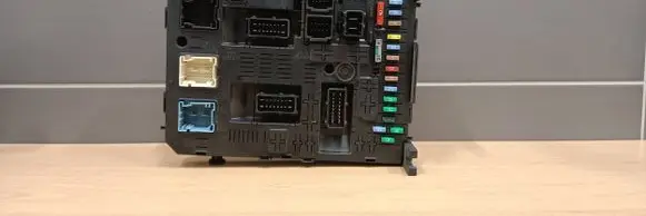 Peugeot 3008 I Fuse module 281164872