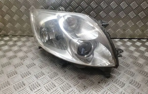 Toyota Auris 150 Headlight/headlamp 8111002470