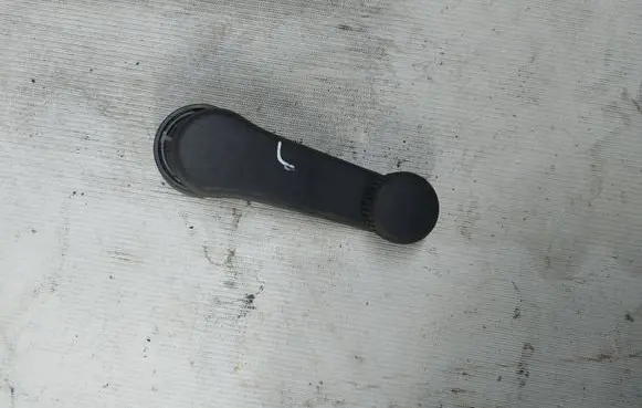 Volkswagen Touran I Rear door window winding handle 1T0839581