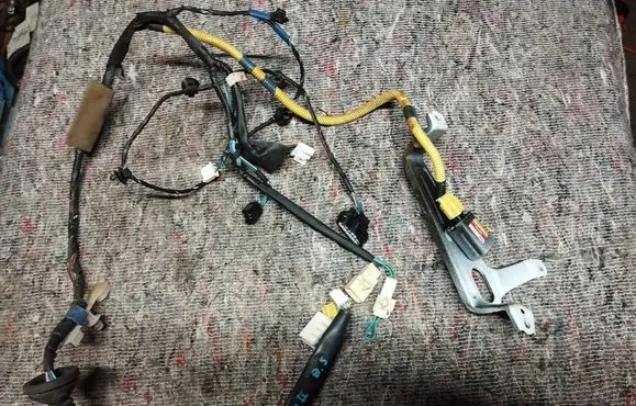 Toyota RAV 4 (XA20) Front door wiring loom/harness boot 8986042010 8215142820C 8215142820