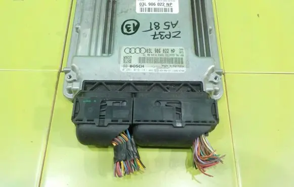 Audi A5 8T 8F Engine control unit/module 03L906022NP ZP37