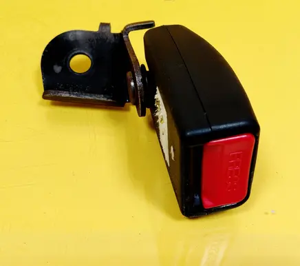 Rear seatbelt buckle