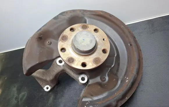Volkswagen PASSAT B7 Rear wheel hub 5N0615612C 5N0615612